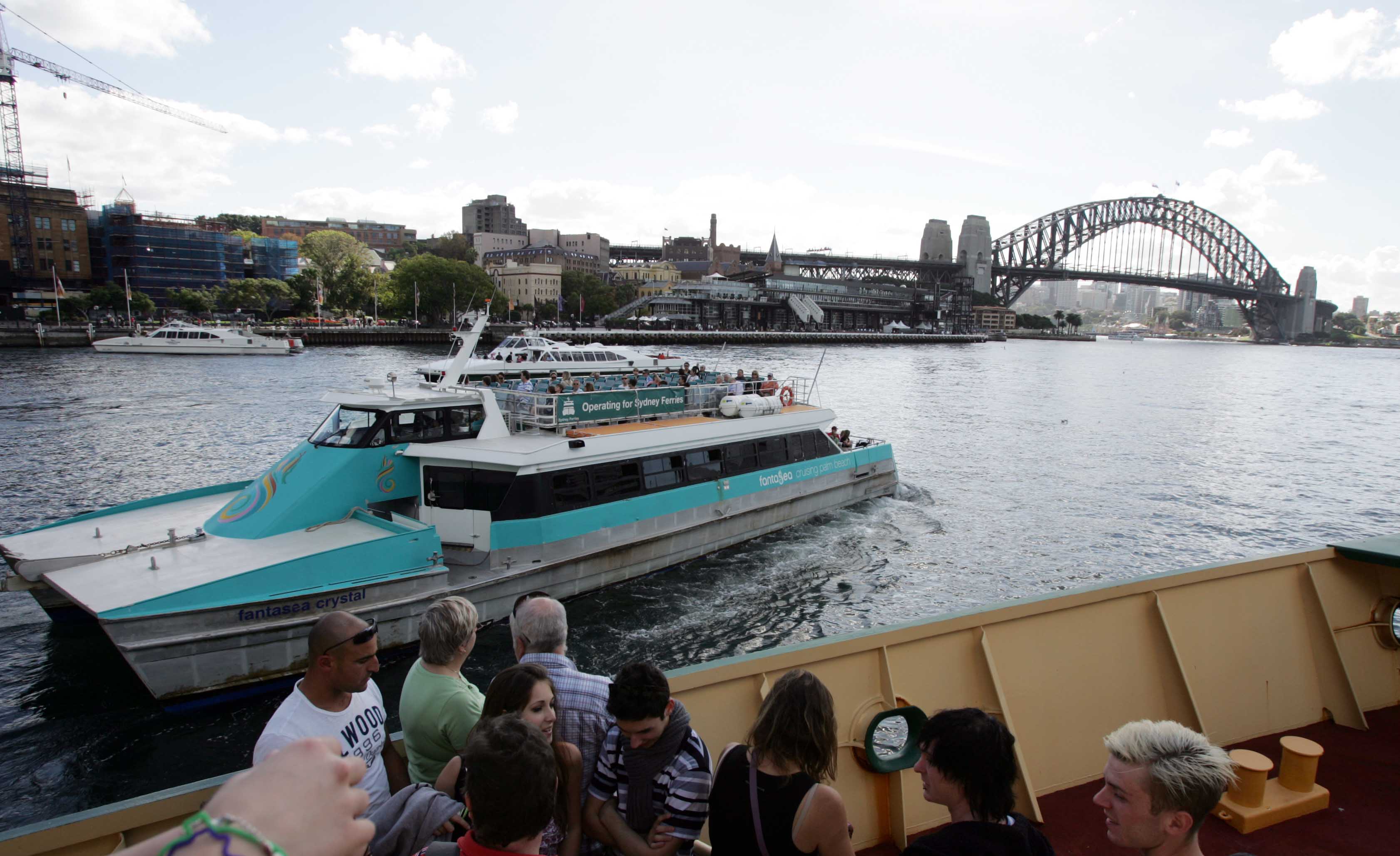 Cầu cảng Sydney được chụp từ trên chuyến phà ra biển Manly.