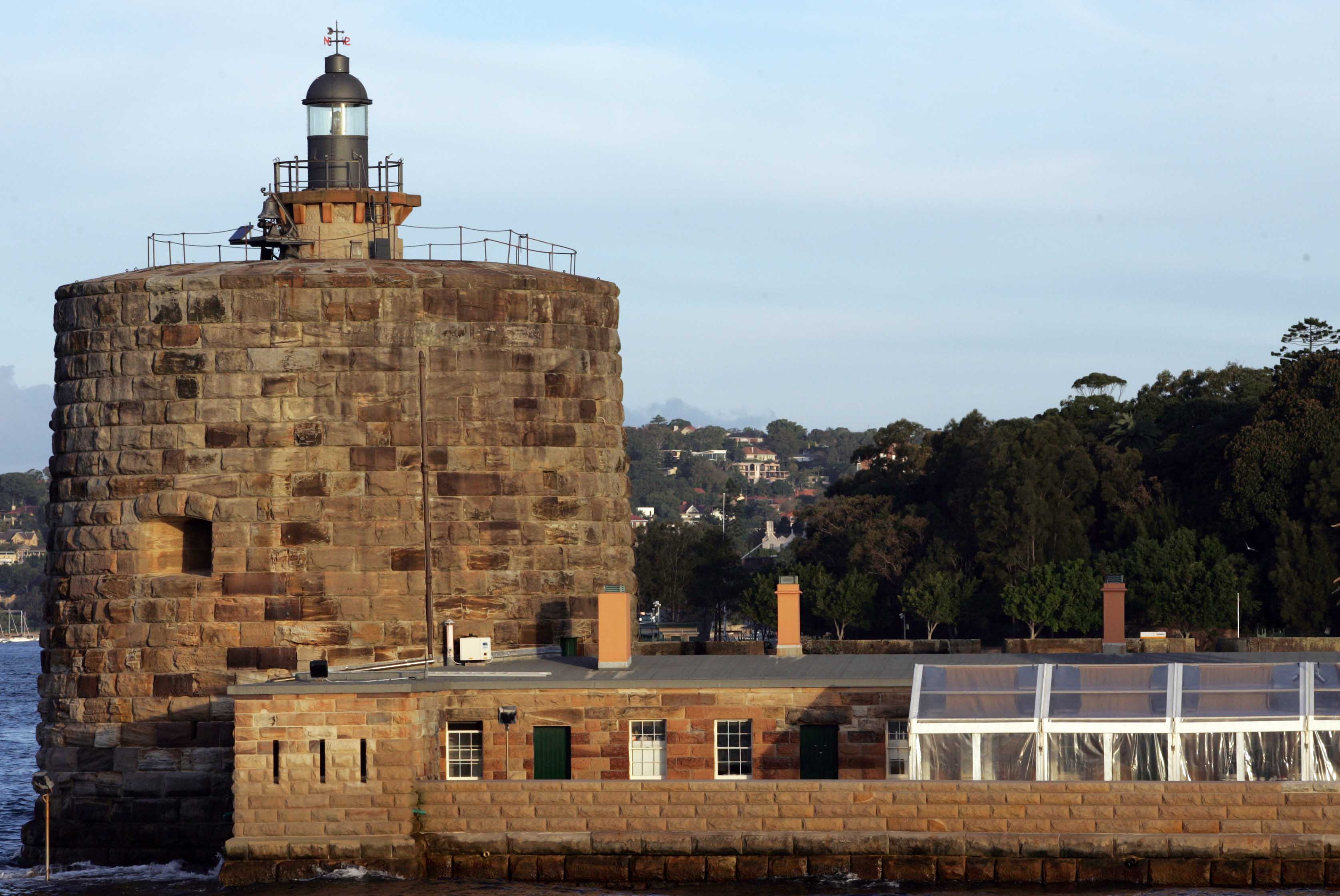 Pháo đài Denison bên bến cảng Sydney, nơi còn lưu giữ rất nhiều khẩu thần công từ những thế kỷ trước là điểm đến hoàn hảo cho du khách ưa khám phá, nghiên cứu lịch sử.