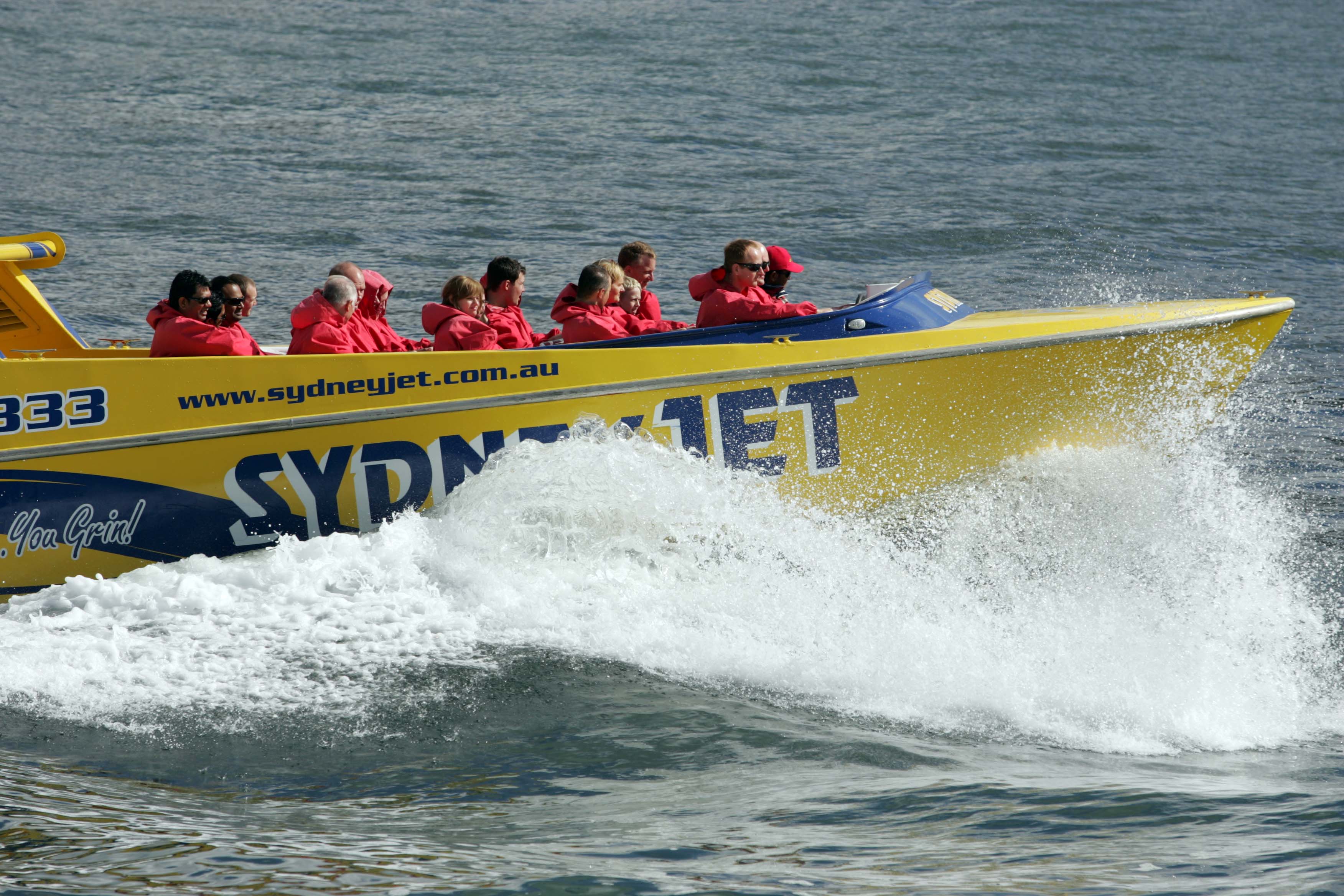 Những chiếc mô tô nước chở du khách lướt trên vịnh Sydney.