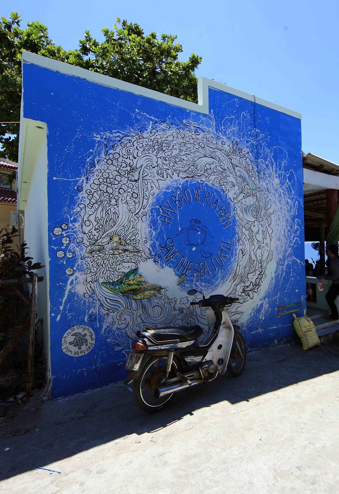 Với chủ đề “Tôi yêu biển đảo/Sinh ra để sống hoang dã”, các họa sĩ đã vẽ 11 bức tranh trên ngôi nhà của các hộ dân ở đảo Bé xoay quanh chủ đề yêu biển, cuộc sống dân đảo và bảo vệ rùa biển.