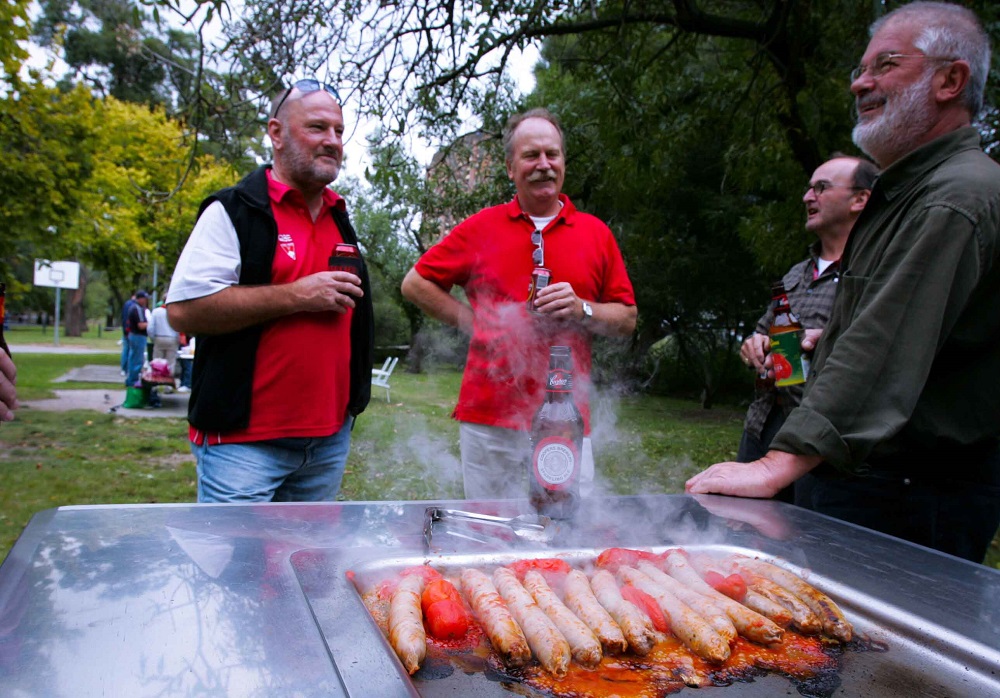 Quanh các công viên quanh trung tâm như Yarra river hay các khu công viên ở xa như Bundoora park, khuôn viên các trường đại học, người ta dễ dàng bắt gặp các bếp BBQ nghi ngút khói mỗi dịp cuối tuần.