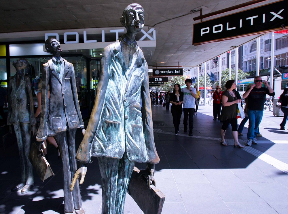 Được thế giới biết đến với chương trình phát triển nghệ thuật công cộng (Public Art Program), mỗi tuyến phố chính ở Melbourne đều có một dự án dọc theo tuyến đi bộ và một trong số tác phẩm độc đáo là “Ba thương gia mua đồ ăn trưa” tại góc phố Swanston - Bourke.