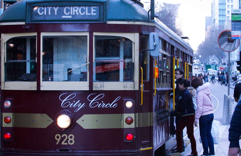 Melbourne có hệ thống giao thông công cộng rất thuận tiện bao gồm tram (xe điện), bus và train, đặc biệt free city circle tram, tuyến xe miễn phí chạy vòng quanh thành phố.