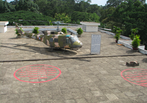 Tầng thượng Dinh với 2 vòng tròn đỏ là vị trí bị ném bom năm 1975.