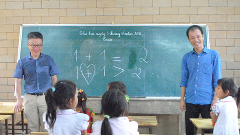 Giáo sư Ngô Bảo Châu (trái) và kiến trúc sư Hoàng Thúc Hào (phải) tại tiết học đầu tiên sau lễ khai giảng ở Trường Tiểu học Lũng Luông.