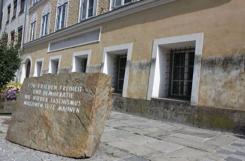 Lời răn trên Hòn đá hòa bình: “Để có hòa bình, tự do, dân chủ/ Chủ nghĩa phát xít sẽ không bao giờ xuất hiện nữa/ Hàng triệu người chết luôn nhắc nhỏ ta về điều đó” (Ảnh: Anton-kurt/Bild)