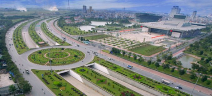 Chi phí cắt cỏ, tỉa cây cho 24km đại lộ Thăng Long từng lên đến 53 tỷ đồng mỗi năm. Ảnh: Ngọc Thành