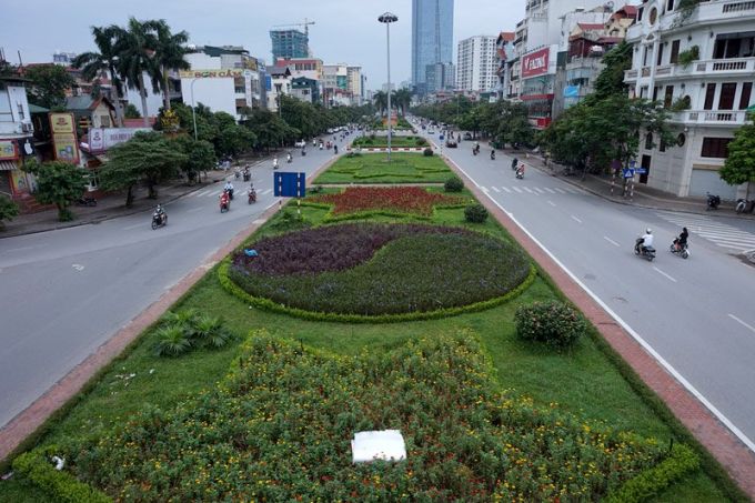 Để duy trì cây xanh thảm cỏ tuyến đường Văn Cao - Liễu Giai - Nguyễn Chí Thanh thành phố đã phải chi cho nhà thầu 26 tỷ đồng/năm.Ảnh Lê Anh Dũng/Vietnamnet