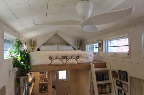 Bên trên khu vực nhà bếp là một gác xép nhỏ với giường ngủ tràn ngập ánh sáng và cây xanh.