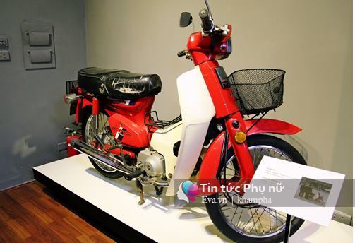 Chiếc xe máy Honda được xem là huyền thoại một thời, là niềm mơ ước của nhiều gia đình vào thời điểm ấy. Đây là chiếc xe được gia đình ông Nguyễn Trọng Chi (Đào Tấn - Ba Đình - Hà Nội) sử dụng vào năm 1992.