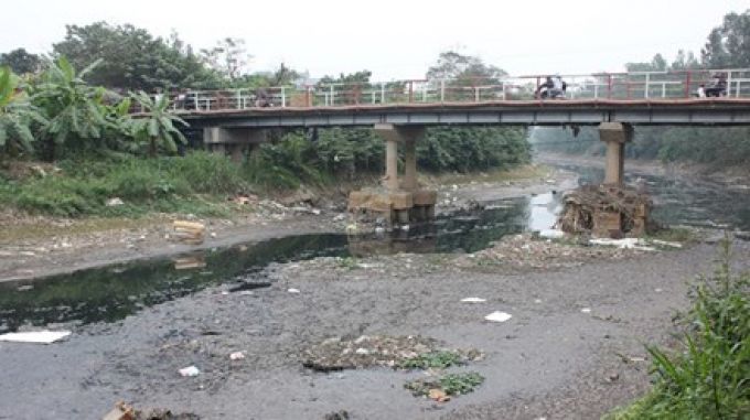 Sông Nhuệ cũng ngày càng ô nhiễm nghiêm trọng.