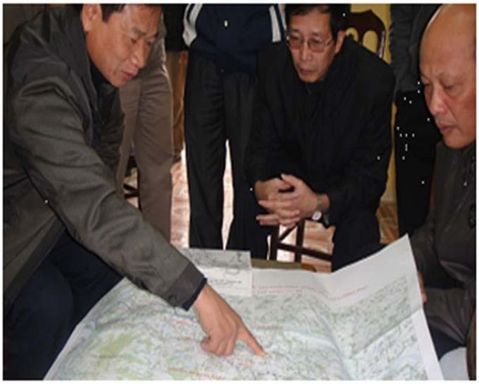 KS. Nguyễn Trường Duy (người chỉ tay bản đồ) cùng các đồng nghiệp trong khi thực hiện đề tài nghiên cứu.
