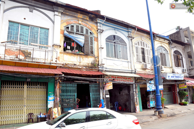 Nhà cổ 100 tuổi ở Sài Gòn bất ngờ bị đổ sập, nhiều người hoảng loạn - Ảnh 1.