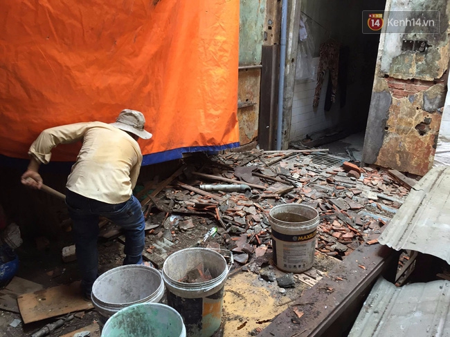 Nhà cổ 100 tuổi ở Sài Gòn bất ngờ bị đổ sập, nhiều người hoảng loạn - Ảnh 3.