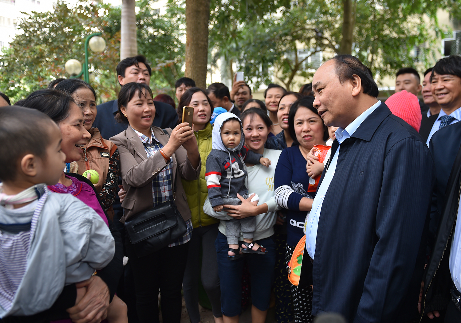 Thủ tướng hỏi thăm đời sống và mức độ hài lòng của người dân Khu đô thị - Ảnh: VGP/Quang Hiếu