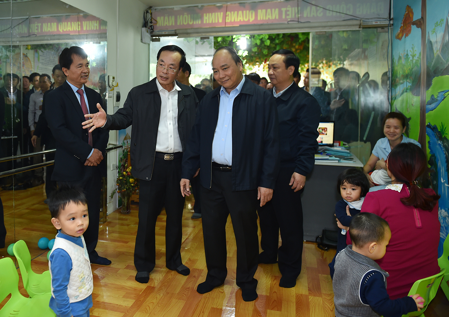Thủ tướng thăm nhà trẻ trong Khu đô thị - Ảnh: VGP/Quang Hiếu