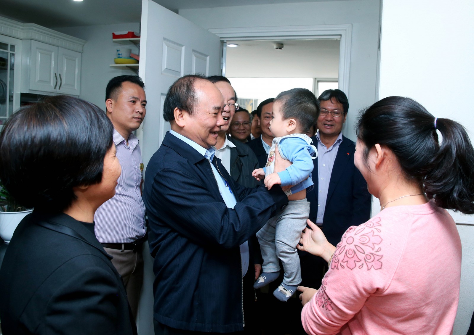Thủ tướng thăm một gia đình trong Khu đô thị - Ảnh: VGP/Quang Hiếu