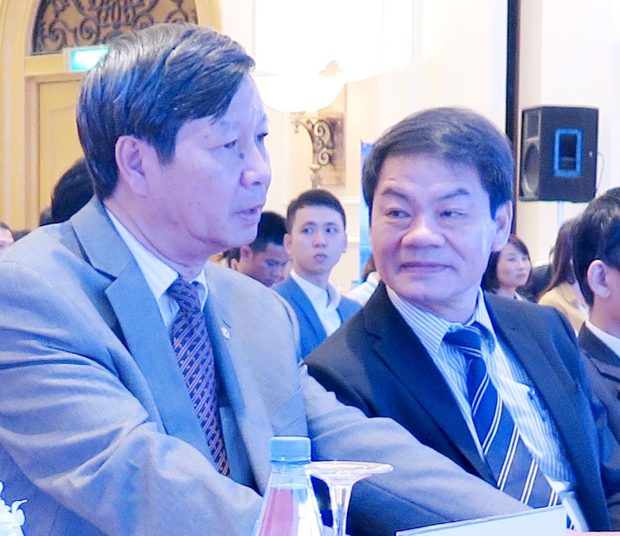 Ông Lê Khắc Hiệp, Phó Chủ tịch Tập đoàn Vingroup (trái).