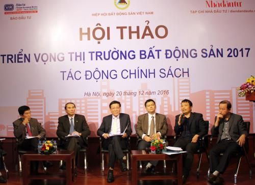 Ông Nguyễn Văn Phụng (thứ 2 từ trái sang) khẳng định trong năm 2017 chưa đánh thuế với căn nhà thứ 2 của một chủ sở hữu...