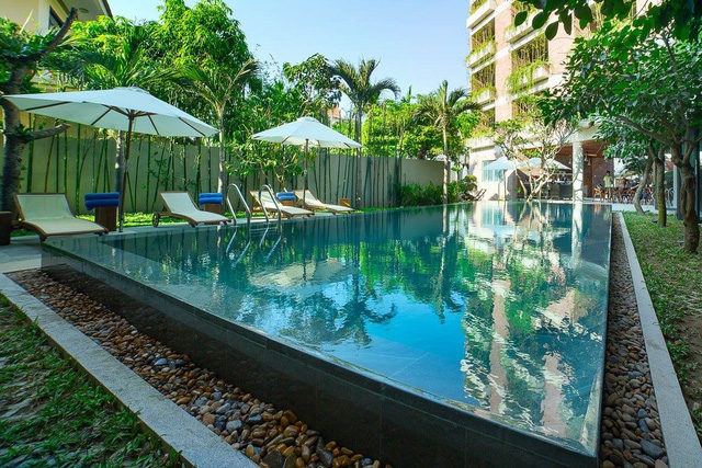  Bên trong khách sạn còn có một hồ bơi xanh ngắt bao quanh là những bức “tường cây” dựng đứng vô cùng đẹp mắt.    