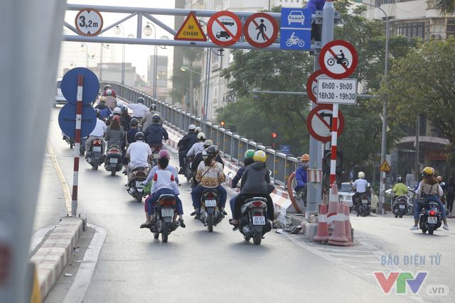 Người dân lo đi làm muộn vì cấm xe máy lên cầu vượt tuyến BRT đi qua - Ảnh 1.
