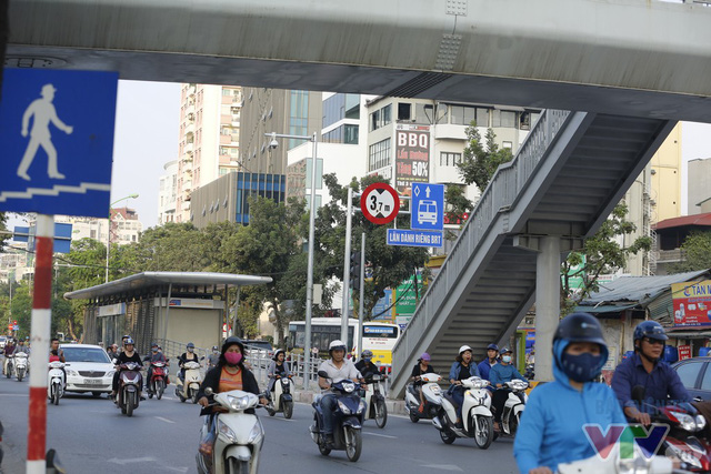 Người dân lo đi làm muộn vì cấm xe máy lên cầu vượt tuyến BRT đi qua - Ảnh 4.
