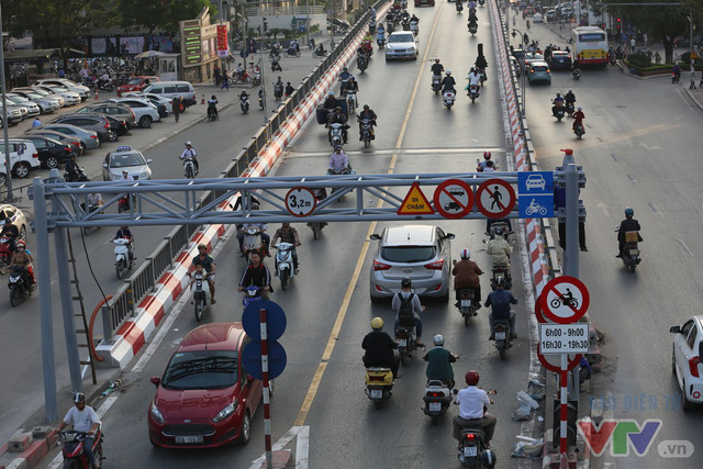 Người dân lo đi làm muộn vì cấm xe máy lên cầu vượt tuyến BRT đi qua - Ảnh 5.