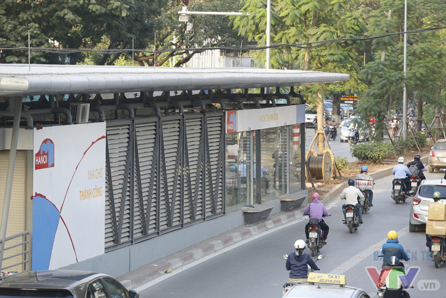 Người dân lo đi làm muộn vì cấm xe máy lên cầu vượt tuyến BRT đi qua - Ảnh 6.