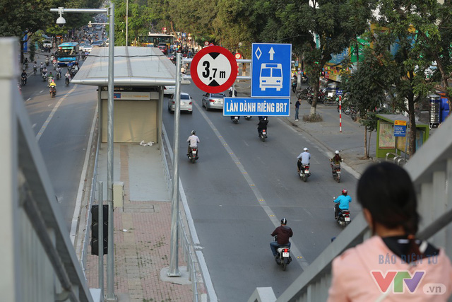 Người dân lo đi làm muộn vì cấm xe máy lên cầu vượt tuyến BRT đi qua - Ảnh 7.