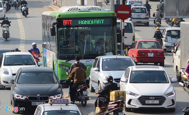 Buýt nhanh BRT bị xe máy chặn đầu khi chạy thử nghiệm - Ảnh 3.