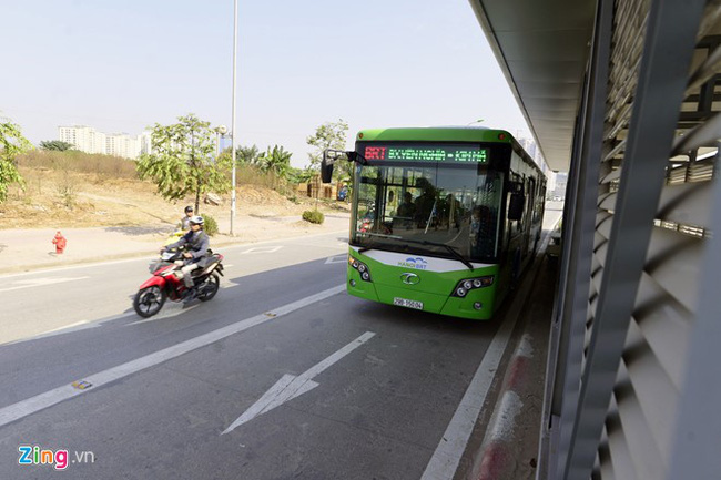 Buýt nhanh BRT bị xe máy chặn đầu khi chạy thử nghiệm - Ảnh 5.