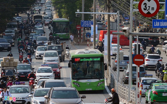 Buýt nhanh BRT bị xe máy chặn đầu khi chạy thử nghiệm - Ảnh 6.