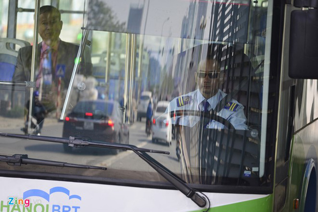 Buýt nhanh BRT bị xe máy chặn đầu khi chạy thử nghiệm - Ảnh 7.