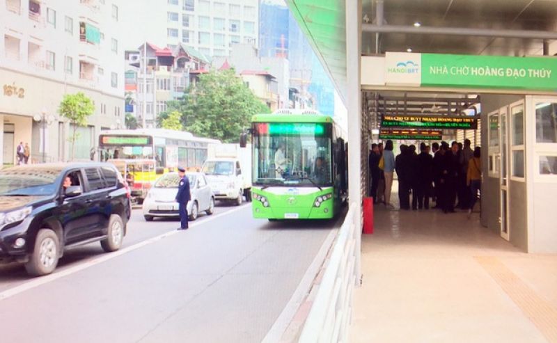 Hệ thống buýt nhanh BRT vừa đưa vào hoạt động ở Hà Nội.