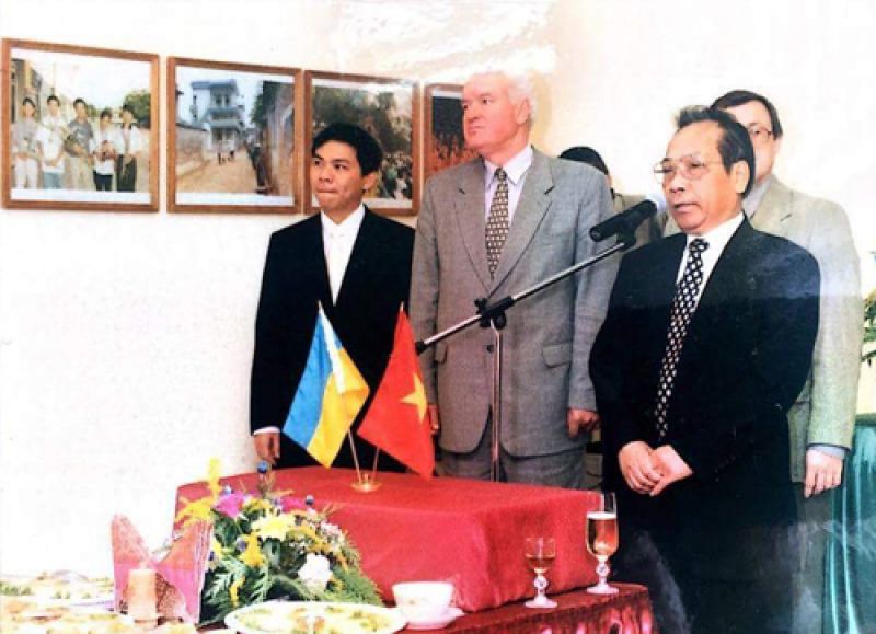 Từ trái qua: Ông Phạm Nhật Vượng, ông Pilipchuk và nguyên Đại sứ Việt Nam tại Ukraine - Đoàn Đức tại một sự kiện ở Kharkov. Ảnh tư liệu