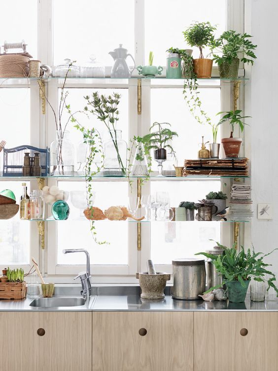  Một khu vườn tí hon nơi cửa sổ phòng bếp sẽ đem lại cho bạn cảm giác thư thái trong thời tiết mùa hè. (Ảnh Pinterest)    