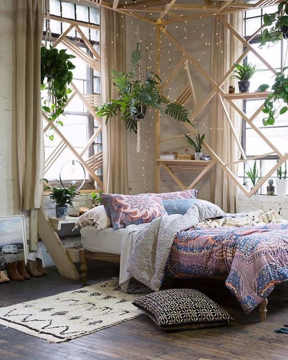  Góc riêng tư nơi phòng ngủ sẽ trở nên vô cùng lãng mạn với những giỏ cây treo xung quanh cửa sổ. (Ảnh Pinterest)    