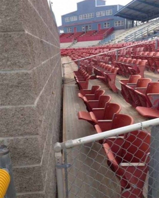 Chúng ta sẽ xem gì nếu được xếp ngồi ở những hàng ghế kỳ cục này trên sân vận động.