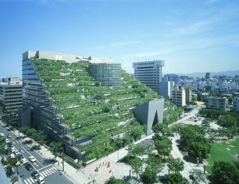 Tòa nhà ACROS - ốc đảo xanh giữa lòng thành phố Fukuoka, Nhật Bản. Toàn bộ hệ thống mái của toà nhà được phân cấp thành những khu vườn bậc thang, có khoảng 35.000 cây thuộc 76 loài được trồng ở 15 vườn bậc thang dọc công trình này.