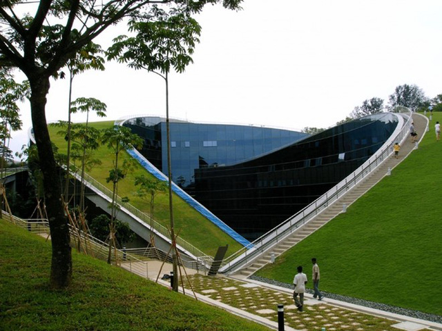 Trường đại công nghệ Nanyang, Singapore. Ngôi trường gây sự chú ý đặc biệt bởi hai mái cong kéo dài được bao phủ lớp thảm cỏ xanh mướt, tươi mát. Các sinh viên nơi đây có thể thỏa sức thư giãn và nghỉ ngơi ngay không gian lý tưởng này.