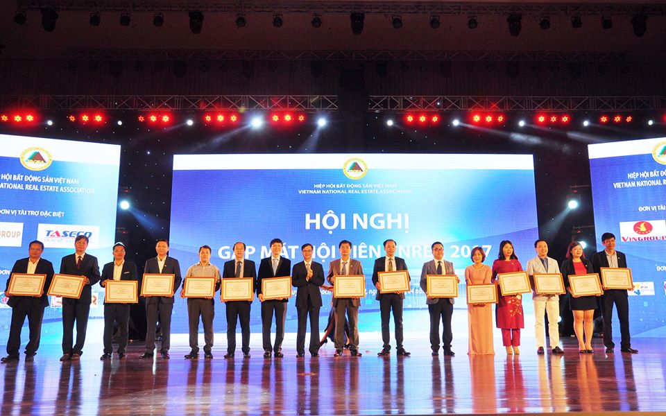 Hiệp hội BĐS Việt Nam tặng kỉ niệm chương cho cá nhân là thành viên Hiệp hội có thành tích xuất sắc.
