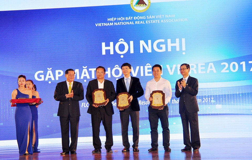 Ông Nguyễn Mạnh Hà, Phó Chủ tịch Hiệp BĐS Việt Nam tặng kỉ niệm chương cho cho các nhà tài trợ.