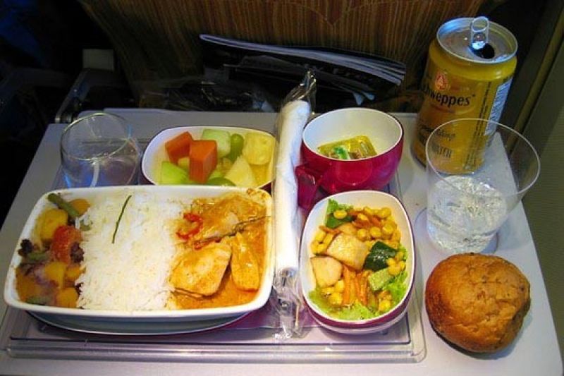 Một bữa ăn trên chuyến bay của Thai Airways.  