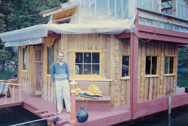  Hình ảnh người đàn ông hãnh diện đứng cùng ngôi nhà của mình năm 1992. 