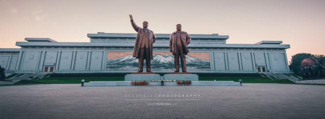 Đài Tưởng niệm cố lãnh tụ Kim Nhật Thành và cố lãnh đạo Kim Jong-il trên đồi Mansu.