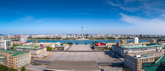 Quảng trường Kim Nhật Thành và bên kia sông Đại Đồng là các tòa nhà cao tầng, tháp Juche cao sừng sững. Quảng trường có ý nghĩa văn hoá lớn và là một trong những địa danh nổi tiếng nhất vì đây là nơi diễn ra các cuộc mít tinh, diễu hành quân sự và thường được giới thiệu trong các phương tiện truyền thông liên quan đến Triều Tiên. Đây là quảng trường lớn thứ 30 trên thế giới, có diện tích khoảng 75.000 mét vuông có thể phục vụ cho một cuộc diễu hành 100.000 người.