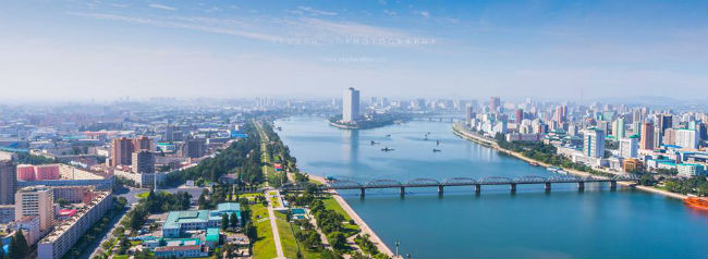 Một góc xinh đẹp của thủ đô Bình Nhưỡng. Ở giữa bức ảnh là khách sạn Yanggakdo, đây là khách sạn cao nhất ở Triều Tiên, nằm trên đảo Yanggak trên sông Taedong, cách hai cây số về phía đông nam trung tâm của Bình Nhưỡng. 