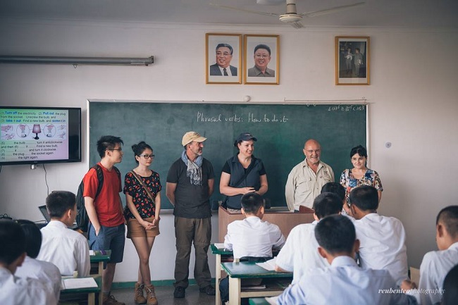 Góc giao lưu của nhiếp ảnh gia Reuben Teo và học sinh Triều Tiên.