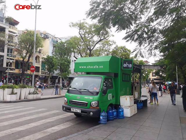 Xe tải chuyên phục vụ đồ uống của Aha tại khu vực bờ hồ, Hà Nội.