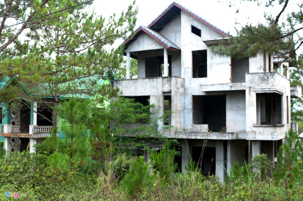 Theo thống kê của huyện Kon Plông, địa phương đã bán và giao cho các chủ đầu tư 204 nền biệt thự nhưng hiện có 60 nền đất chưa xây dựng hoặc mới làm phần móng, số còn lại xây dở dang hoặc đã hoàn thành. Huyện áp dụng cơ chế đối với những căn biệt thự xây dựng trên 50% mới được cấp chứng nhận quyền sử dụng đất ở, dưới mức này thì không được cấp.